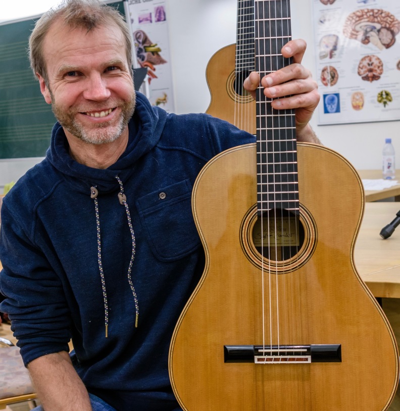Stefan Zander mit Gitarre Nr. 10918, Foto © Milad Darvish Ghane