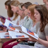 Engagierte Sängerinnen  (Foto: Petr Dyrc)