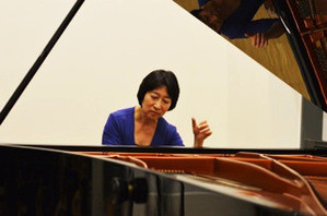 Die Pianistin Tomoko Ogasawara spielt Klavier