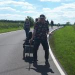2019...Himmelfahrt mit Steamroller...hier Wolle mit Amp, Gitarre, Mandoline & Harp auf der Straße nach Vollersroda
