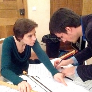 Elisabeth und Dávid über den Partituren