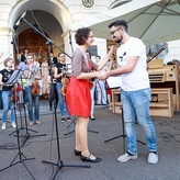 vor dem Rathaus, mit der Dirigent
