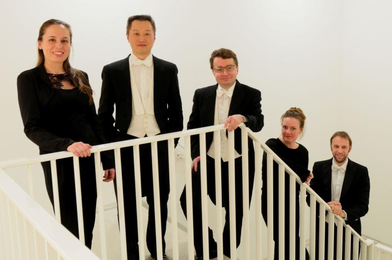 Amsel Quintet Viool: Sergei Bolotny Viool: Yu Li Altviool: Merel Willers Cello: Kate Harris Contrabas: Finne van der Maar Amsel Quintet Viool: Sergei Bolotny Viool: Yu Li Altviool: Merel Willers Cello: Kate Harris Contrabas: Finne van der Maar