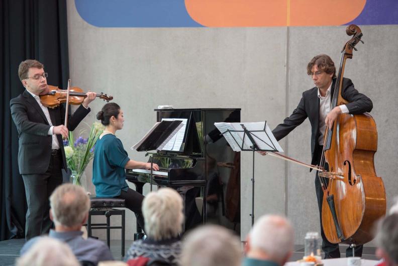 NNO piano trio Sergei Bolotny violin Sven Otte double bass Keiko Sakuma piano foto Cultuurele Centrum Zuidhorn NNO piano trio Sergei Bolotny violin Sven Otte double bass Keiko Sakuma piano foto Cultuurele Centrum Zuidhorn