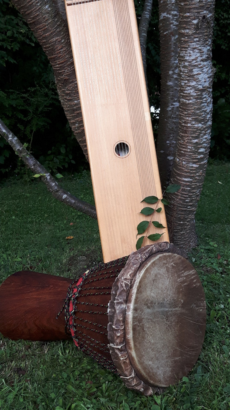Djembe und Monochord "Peter Pan"