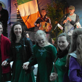Die Celtic Dancers feiern nach ihrem Auftritt mit Ferry2Kerry bei bester Livemusik noch weiter
