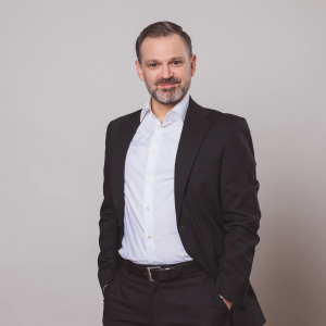 Portrait_2023_schwarzgraustehend