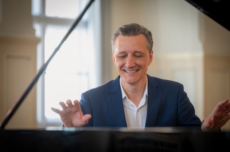 Pianist Christian Kirschstein aus München am Flügel