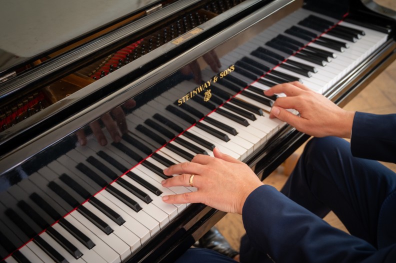 Hände von Pianist Christian Kirschstein auf einem Steinway-Flügel