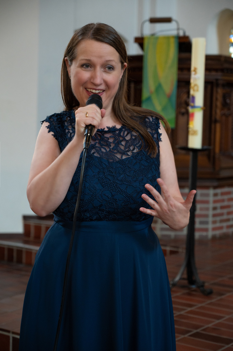 Mit viel Hingabe präsentiert Nicole Hoesch ein Lied zur Hochzeit