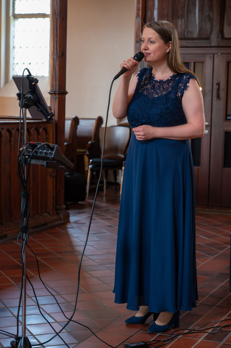 Hochzeitssängerin beginnt den Song für eine Hochzeit zu singen