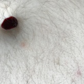 (solange ich Menstruationsblut produziere, arbeite ich damit) Hautkarte © Carola Schaal