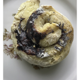 2025-01-19 (solange ich Menstruationsblut produziere, arbeite ich damit) Serie Blutschnecke im Prozess 19.1.25 / 8. Advent gebackene Blutschnecke- techn. Support Richard Stöhr