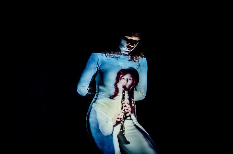 © Gerhard Kühne “Brigitta was the first to send me onstage without an instrument”:  Carola Schaal in Brigitta Muntendorf’s “#AsPresentAsPossible”