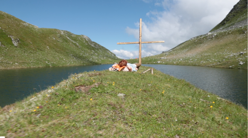 © Screenshot Adrian Schmidt Exposed at breaking point: Carola Schaal as craftsman at 2200 meter altitude in Alexander Schubert’s “Acceptance” (2018)