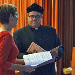Pfr. Emanuel ganz in seinem Element: Die Beichte (Franz von Suppé)