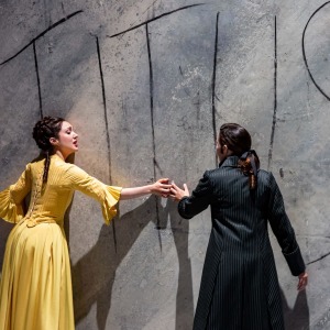 Als Servilia in W. A. Mozarts „La clemenza di Tito“ (Annio - Jeanne Ireland, Opéra national de Paris). Foto von Emilie Brouchon.