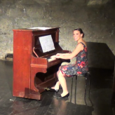 Elisabeth Wetzel, Gesang und Klavier