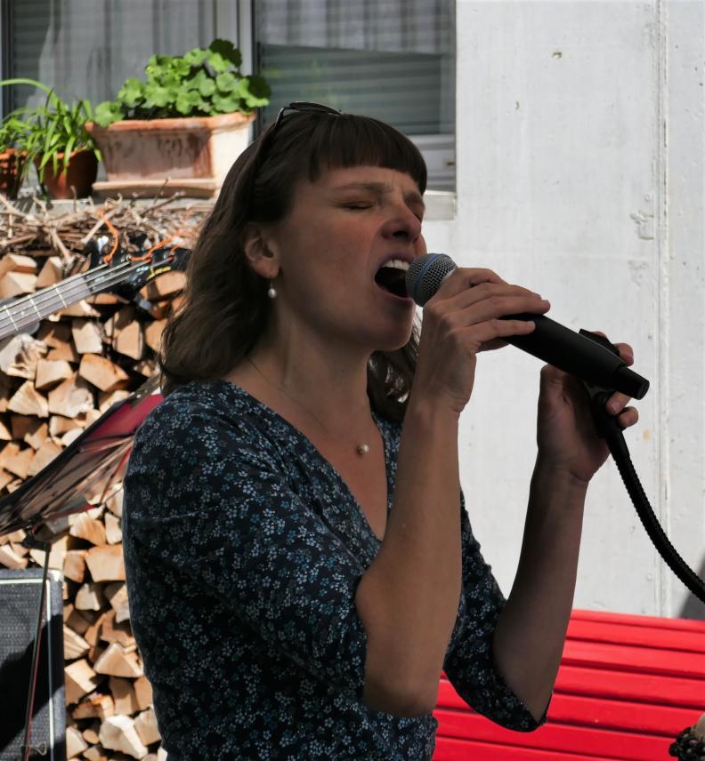 Elisabeth Wetzel singt mit ELIRO DADI