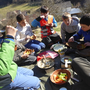 Essen im Sonnenschein: Reis und Gemüse
