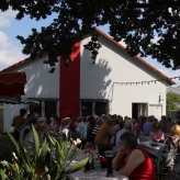 Außenaufnahme vom Garten Richtung Haus bei einem Fest