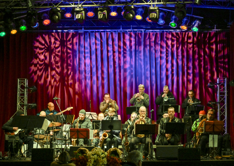 2024 | THE DESERT JAZZ ORCHESTRA | CHRYSANTHEMA LAHR | COPYRIGHT ENDRIK BAUBLIES