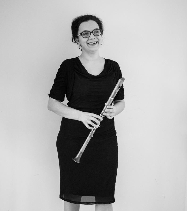 Kathrin Härtel stehend mit Csakan. Foto: Kristin Härtel