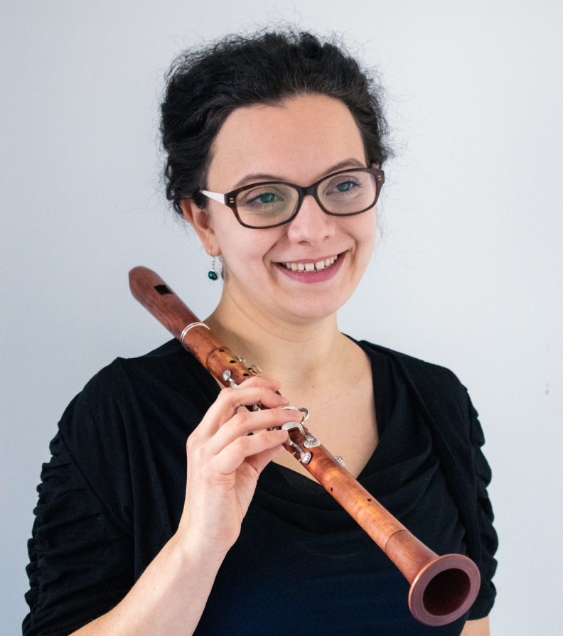 Kathrin Härtel mit Csakan auf der rechten Schulter. Foto: Kristin Härtel