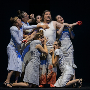 Blumermädchen 2.2. im Parsifal (Anke Krabbe, Anna Harvey, Mara Guseynova, Lavinia Dames, Daniel Frank, Elene Sancho Pereg, Alexandra Yangel) Inszenierung: M. Thalheimer