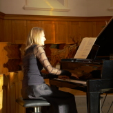 Maria Mark am Flügel